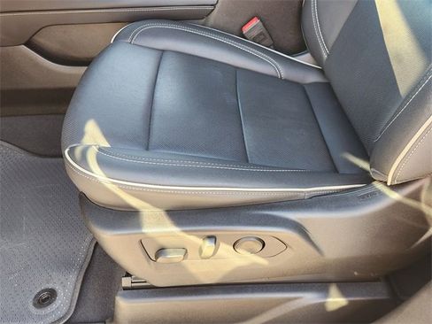 Used 2024 GMC Yukon XL SLT w/ SLT Luxury Package image 23