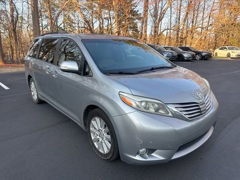 Used 2017 Toyota Sienna Limited Premium image 1