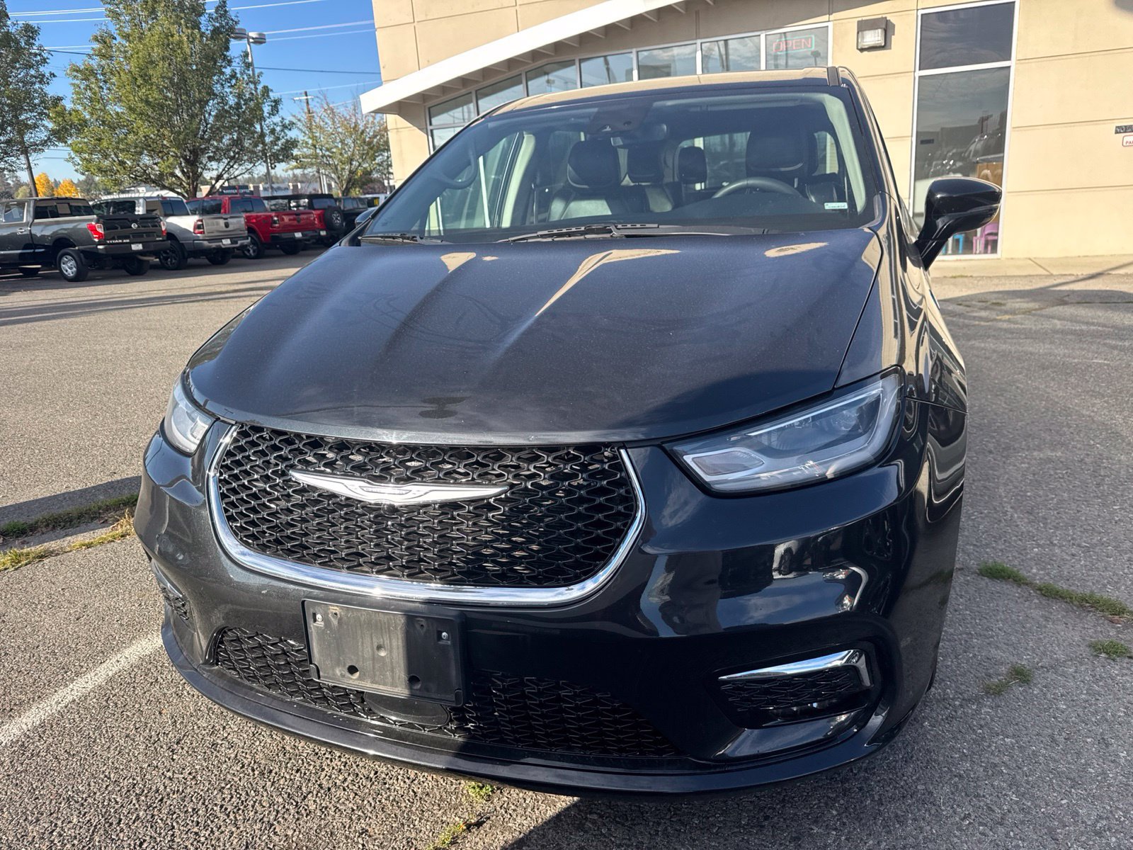 Used 2024 Chrysler Pacifica Limited FWD image 2