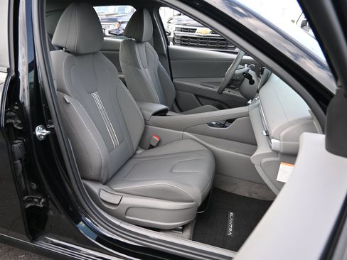 Used 2024 Hyundai Elantra Blue FWD image 26