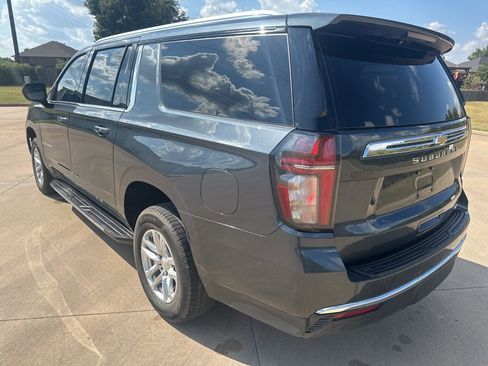Used 2021 Chevrolet Suburban LT image 3