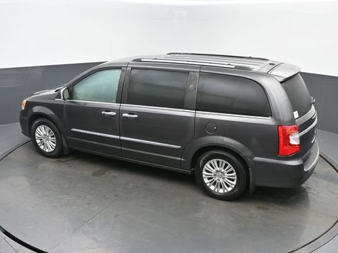 Used 2015 Chrysler Town & Country Limited image 40