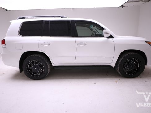 Used 2013 Lexus LX 570 4WD w/ Preferred Accessory Pkg image 6