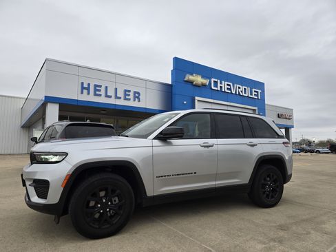 Used 2025 Jeep Grand Cherokee Altitude image 3