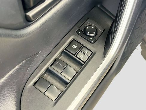 Used 2019 Toyota RAV4 LE AWD/4WD image 19