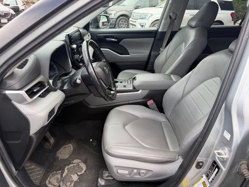 Used 2020 Toyota Highlander XLE AWD/4WD image 10