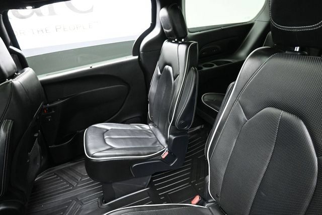 Used 2019 Chrysler Pacifica Limited w/ S Appearance Package FWD image 16