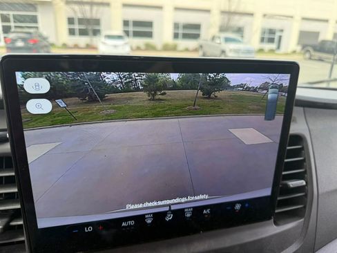 Used 2022 Ford E-Transit 148 High Roof Extended image 17