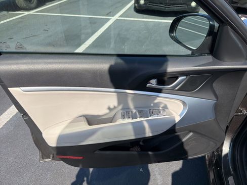 Used 2025 Genesis G70 2.5T image 12