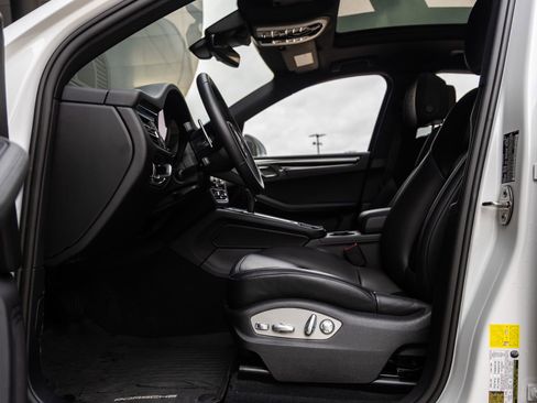 Certified 2025 Porsche Macan AWD/4WD image 25