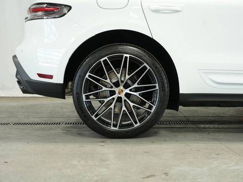 Certified 2025 Porsche Macan AWD/4WD image 40