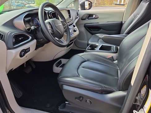 Used 2023 Chrysler Pacifica Touring-L FWD image 14