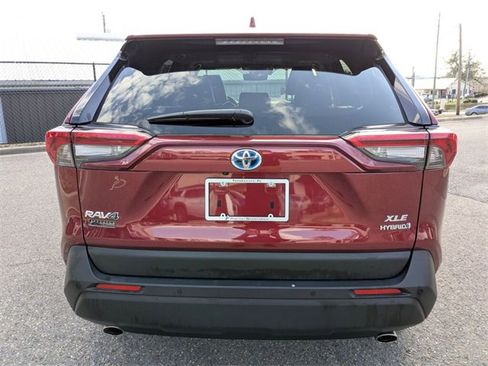 Used 2021 Toyota RAV4 XLE Premium image 9