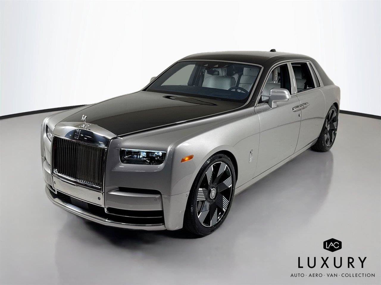Used 2023 Rolls-Royce Phantom Sedan RWD image 3