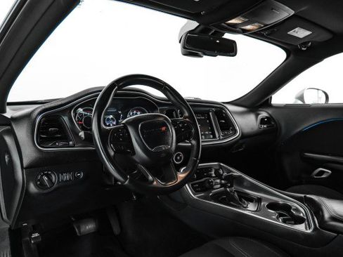 Used 2015 Dodge Challenger SXT image 12