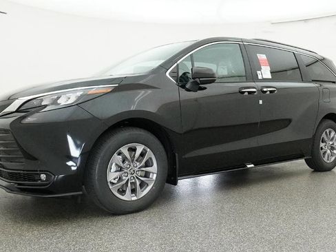 New 2026 Toyota Sienna XLE FWD image 18