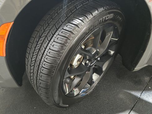 Used 2025 Chrysler Pacifica Limited FWD image 29