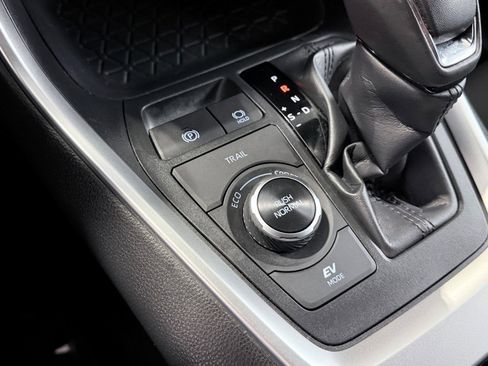 Used 2024 Toyota RAV4 SE image 28