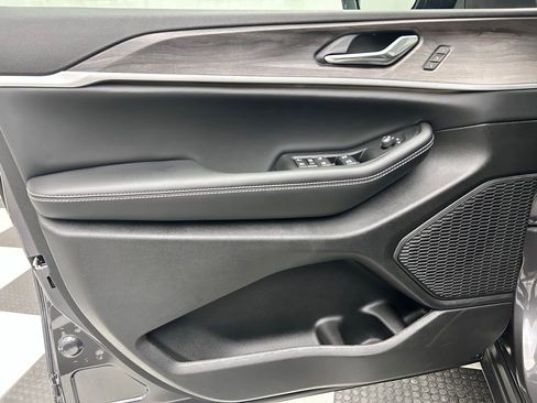 New 2025 Jeep Grand Cherokee Limited image 10