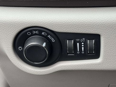 Used 2017 Chrysler Pacifica Touring image 29