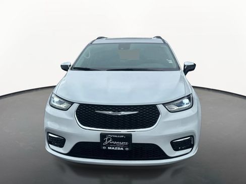 Used 2023 Chrysler Pacifica Limited w/ Uconnect Theater Family Group FWD image 8