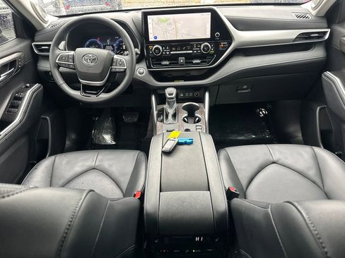 Used 2025 Toyota Highlander Platinum image 15