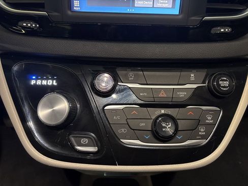 Used 2023 Chrysler Voyager LX image 28