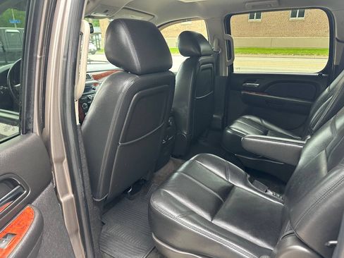 Used 2014 Chevrolet Suburban LT w/ Luxury Package AWD/4WD image 9