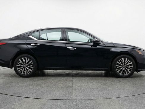 Used 2025 Nissan Altima 2.5 SV FWD image 11