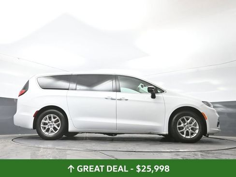 Used 2024 Chrysler Pacifica Touring-L image 52