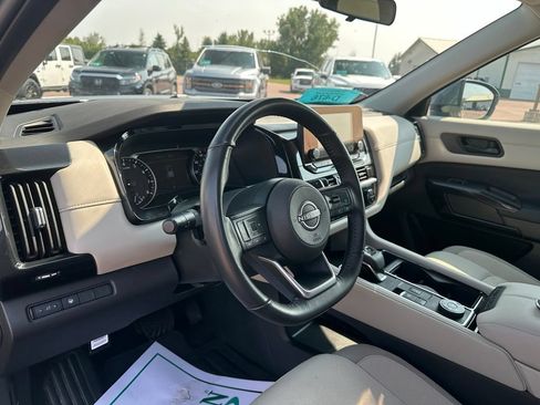 Used 2024 Nissan Pathfinder SV AWD/4WD image 12