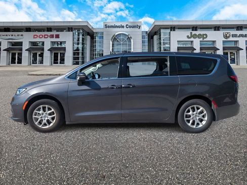 Used 2023 Chrysler Pacifica Touring-L image 5