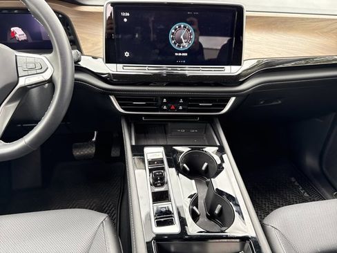 Used 2025 Volkswagen Atlas SE w/ Black Wheel Package image 16