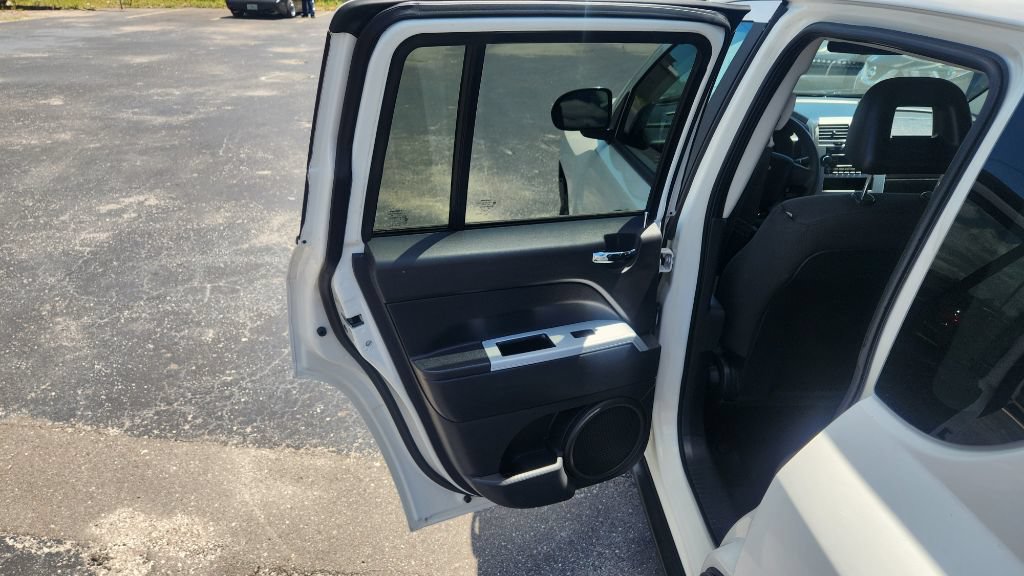 Used 2008 Jeep Compass Sport FWD image 11