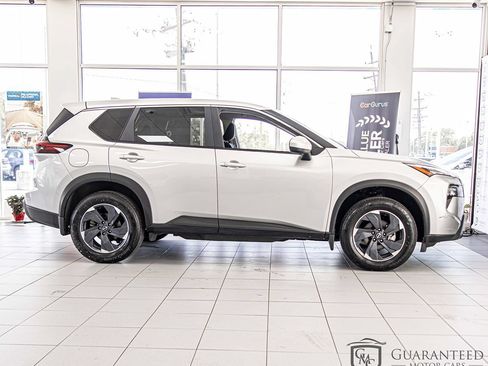 Used 2024 Nissan Rogue SV AWD/4WD image 9