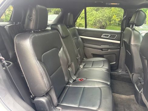 Used 2017 Ford Explorer XLT w/ Equipment Group 202A AWD/4WD image 28