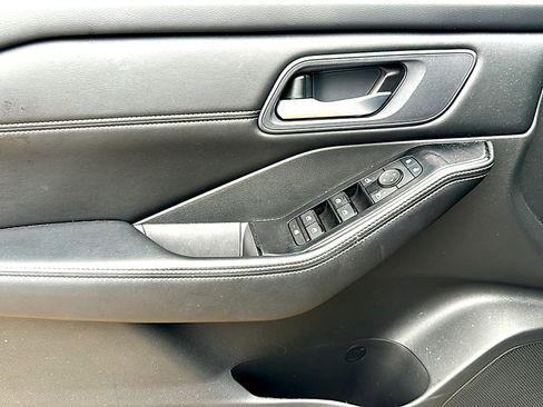 Used 2024 Nissan Rogue SV w/ SV Premium Package image 8