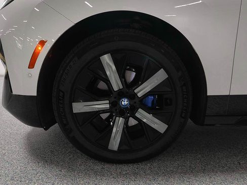 Used 2024 BMW iX xDrive50 w/ Sport Package AWD/4WD image 5