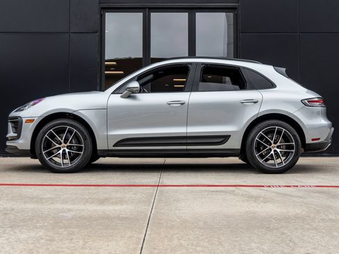Certified 2024 Porsche Macan AWD/4WD image 2