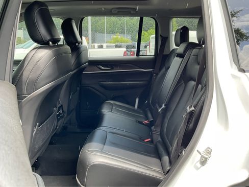 Used 2023 Jeep Grand Cherokee Limited w/ Black Appearance Package AWD/4WD image 22