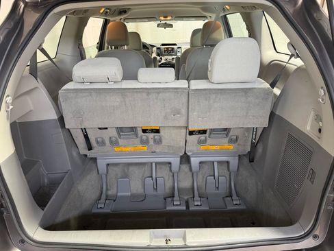 Used 2011 Toyota Sienna w/ Towing Pkg FWD image 18