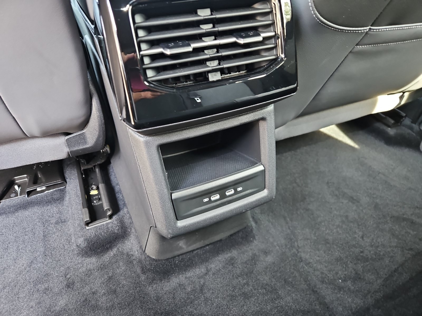 Used 2024 Volkswagen ID.4 2WD image 13