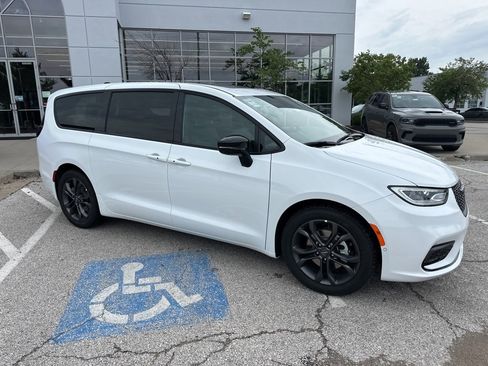 New 2026 Chrysler Pacifica Select image 36