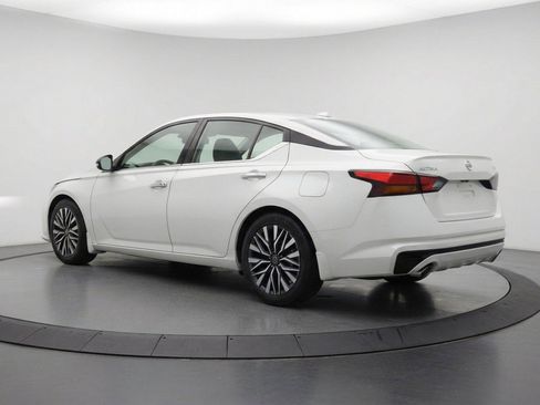 Used 2025 Nissan Altima 2.5 SV FWD image 6