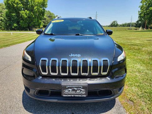 Used 2016 Jeep Cherokee Latitude w/ Cold Weather Group AWD/4WD image 3