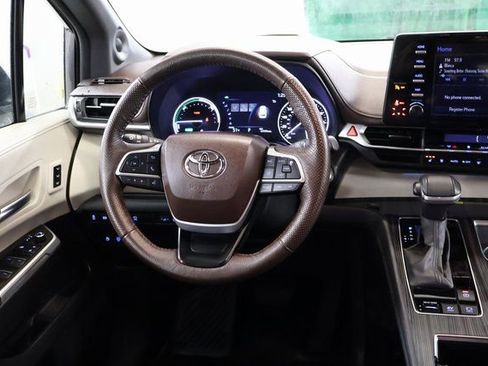 Used 2023 Toyota Sienna Platinum image 18