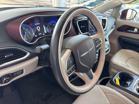 Used 2017 Chrysler Pacifica Limited image 22
