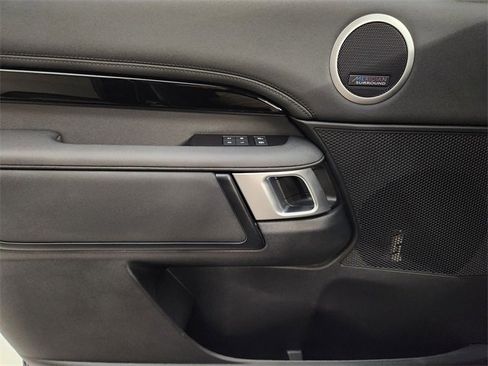 Used 2025 Land Rover Discovery S image 23