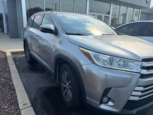 Used 2019 Toyota Highlander XLE AWD/4WD image 3
