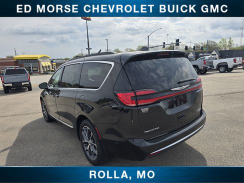 Used 2022 Chrysler Pacifica Limited w/ Uconnect Theater Family Group AWD/4WD image 5